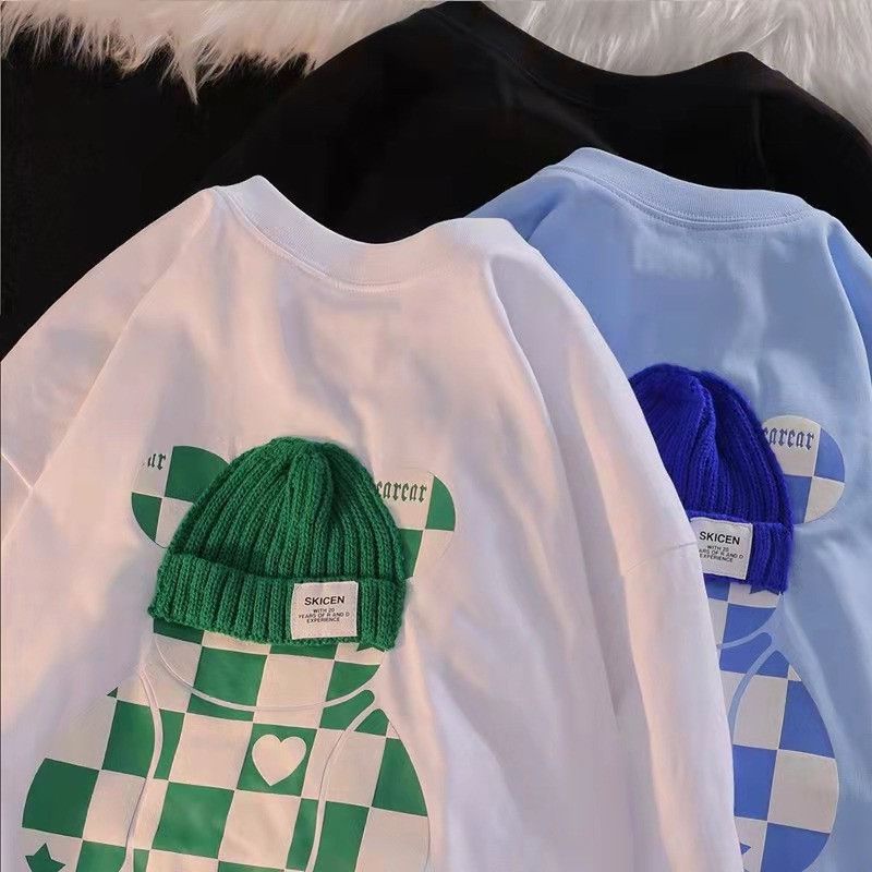 [littlecrab] Kaos Oversize Bearbrlck Topi Rajut Asli Tshirt Square Motif Catur Two Tone Skicen Bearear T-shirt Unik Lucu Berkualitas With A Real Knit Beanie Hat Street Style Love Bear Beruang Lucu Korean Style