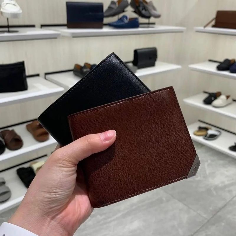 9.9 SALE | PDRO Men Textured Leather Bi-Fold Wallet with Flip