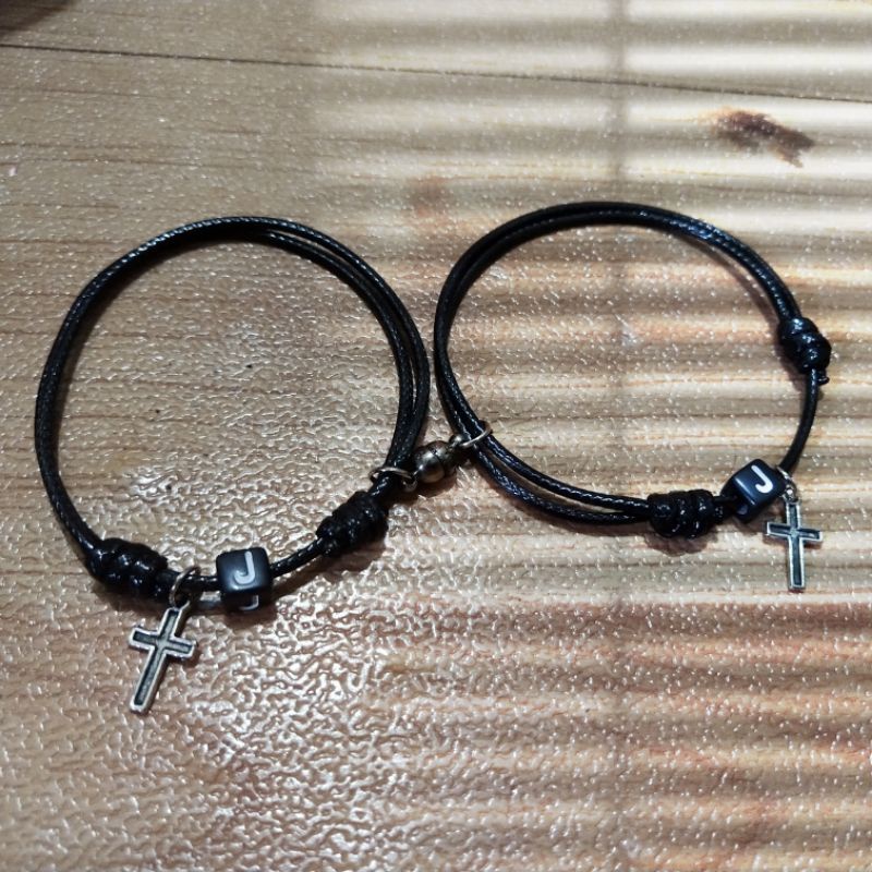 Couple Gelang Salib Inisial Namamu Magnet