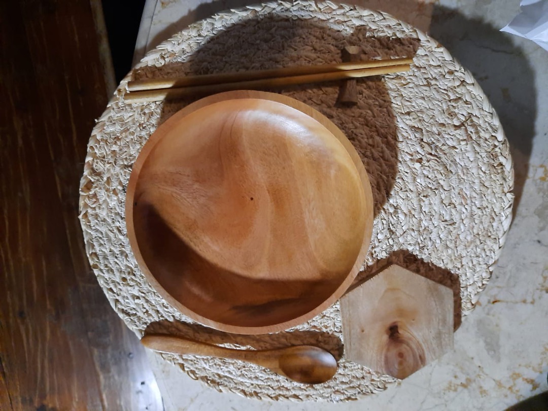 Piring Liuk Paket Kayu Mahoni ( Piring 20cm, Coaster Hexagon, Sendok Mahoni, Sumpit Mahoni)