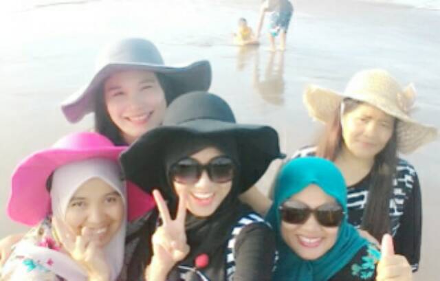 Topi pantai floppy hat