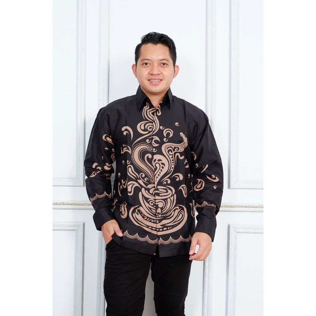 KOPI CANGKIR HITAM KEMEJA BATIK PRIA SOLO LENGAN PENDEK LAPIS FURING ATASAN BATIK PREMIUM MODERN ATASAN BATIK PREMIUM MODERN LAKESWARA DRAJA ARYADEWA EMAS SEKARTAJI KALAWANGSA MATAHARI PRABU SEKTI LESMANA GUMELAR SAWUNG SAE GURDO IJO  WIRATAMA GAVIN