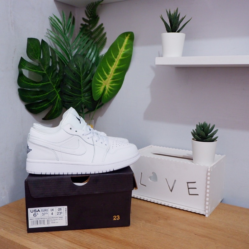 nike air jordan ox triple white