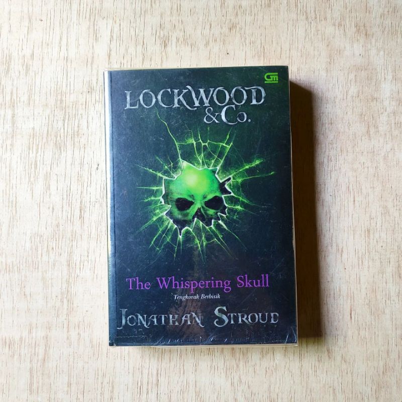 THE WHISPERING SKULL: TENGKORAK BERBISIK. LOCKWOOD & CO: Jonathan Stroud