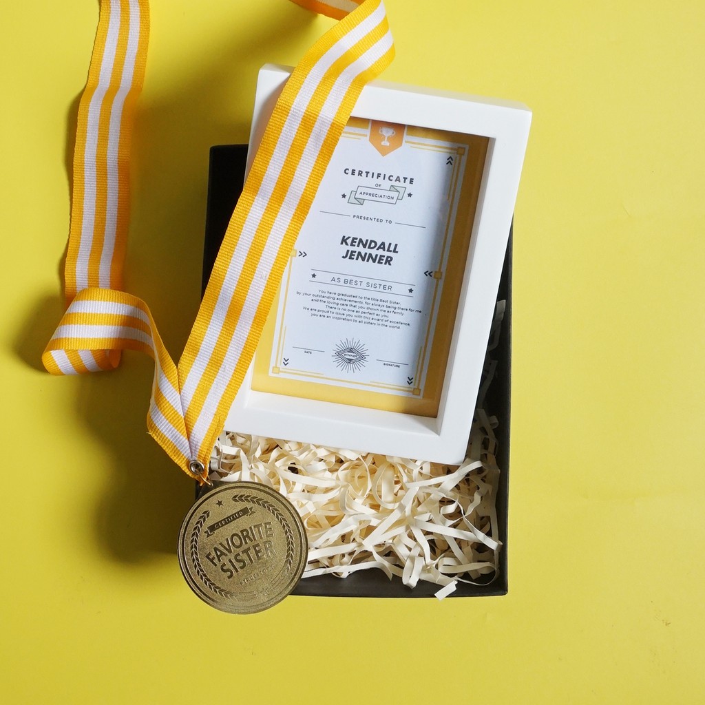

Kado Ulang Tahun Goodiebox Medali Favorite Sister dan Sertifikat dengan Frame Putih
