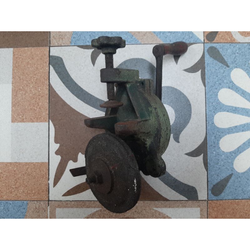 Gerinda Asah Pisau Jadul