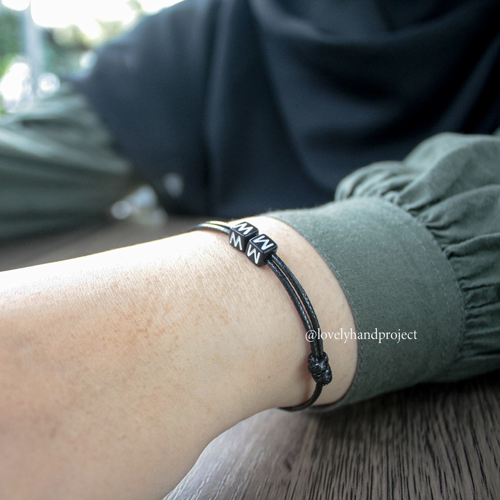 Gelang Huruf Custom Inisial Nama dan Angka Tali Kulit Korea Waterproof &amp; tali satin kotak hitam (1pcs)