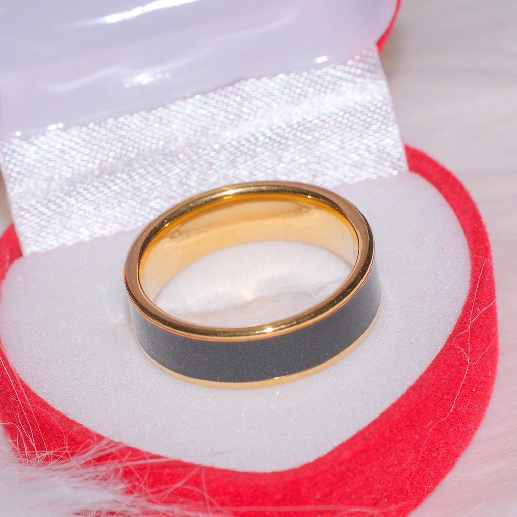 cincin kawin dan tunangan lis hitam anti karat dan anti alergi lapis emas gratis kotak cincin