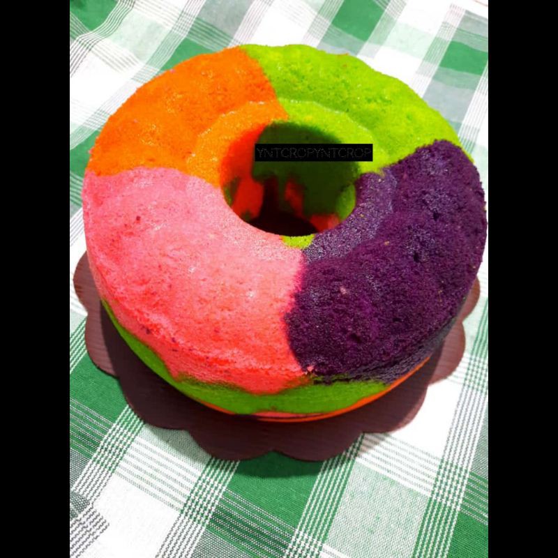 

bolu kukus rainbow/bolu kukus pelangi UK 22cm homemade dijamin enak dan yang pasti selalu fresh