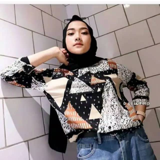 PROMO NINA BLOUSE MONALISA /PRISMA HITAM