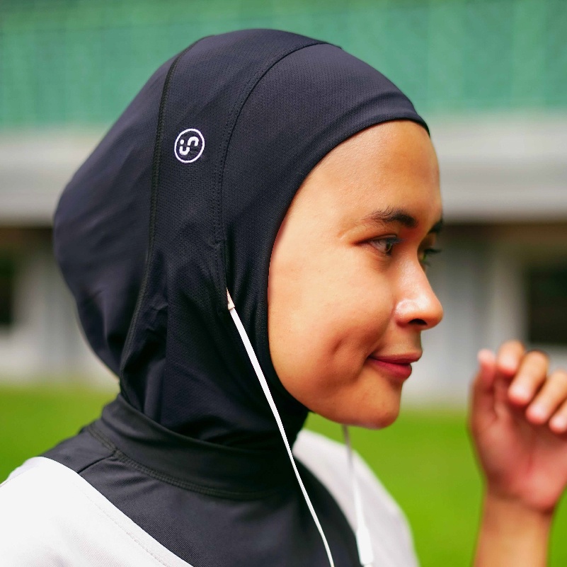 Siquence Motion Hijab Black - Kerudung Olahraga Sports untuk Wanita dengan Slot Earphone
