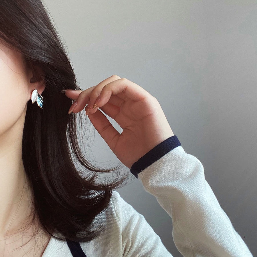 Anting Tusuk Motif Daun Warna Abu-Abu Ala Korea Untuk Wanita 2021