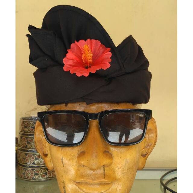 Udeng hitam ajeg bali