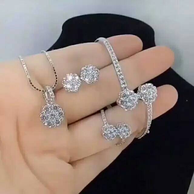 Set replika berlian Eropa,full mata micro diamond,mewah,cantik,gratisbox,gelang,kalung,anting,cincin