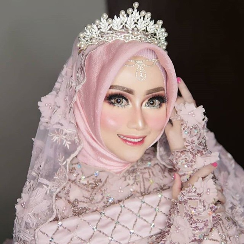 Pengantin Menikah Dengan Mahkota Berlian Imitasi Mutiara