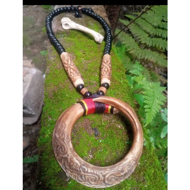 Kalung Taring Babi Melingkar Etnik