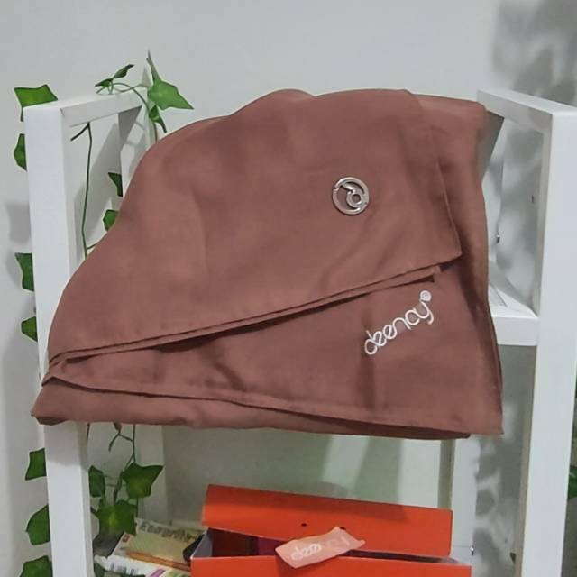 HIJAB SEGI EMPAT DEENAY POLOS  WATER RESISTANT ANTI.AIR MOCHA MOUSE MOCCA