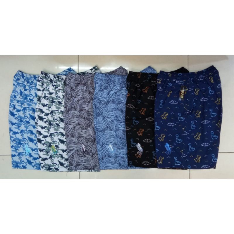 Celana 3/4 santai pria motif