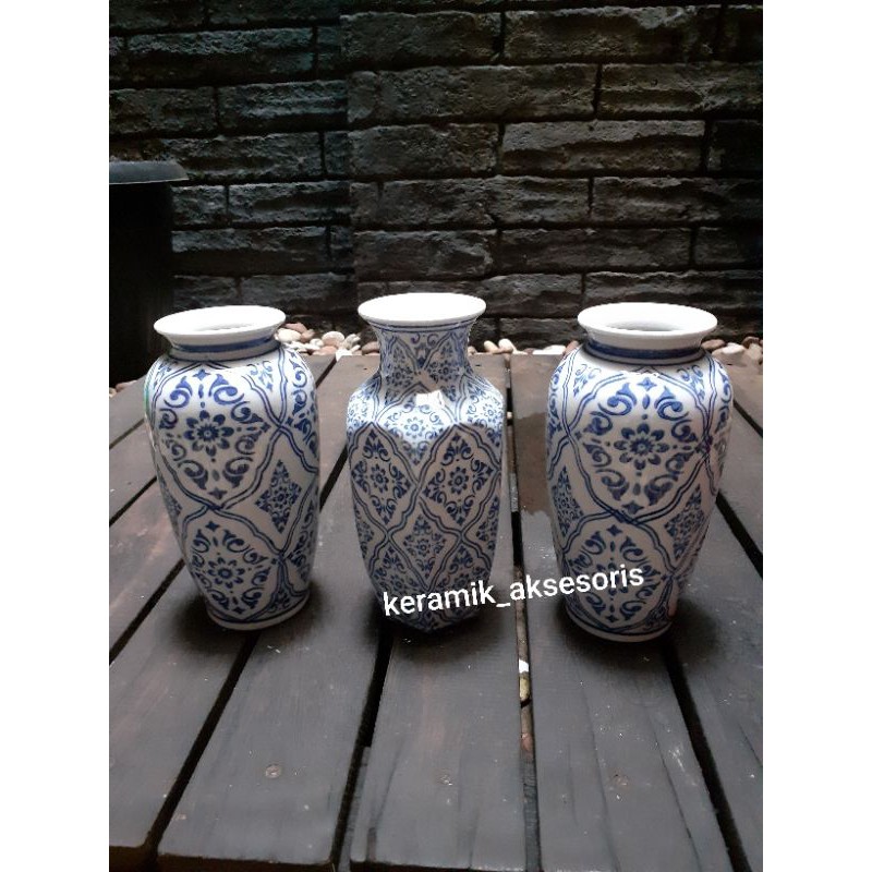 VAS  KERAMIK PUTIH BIRU