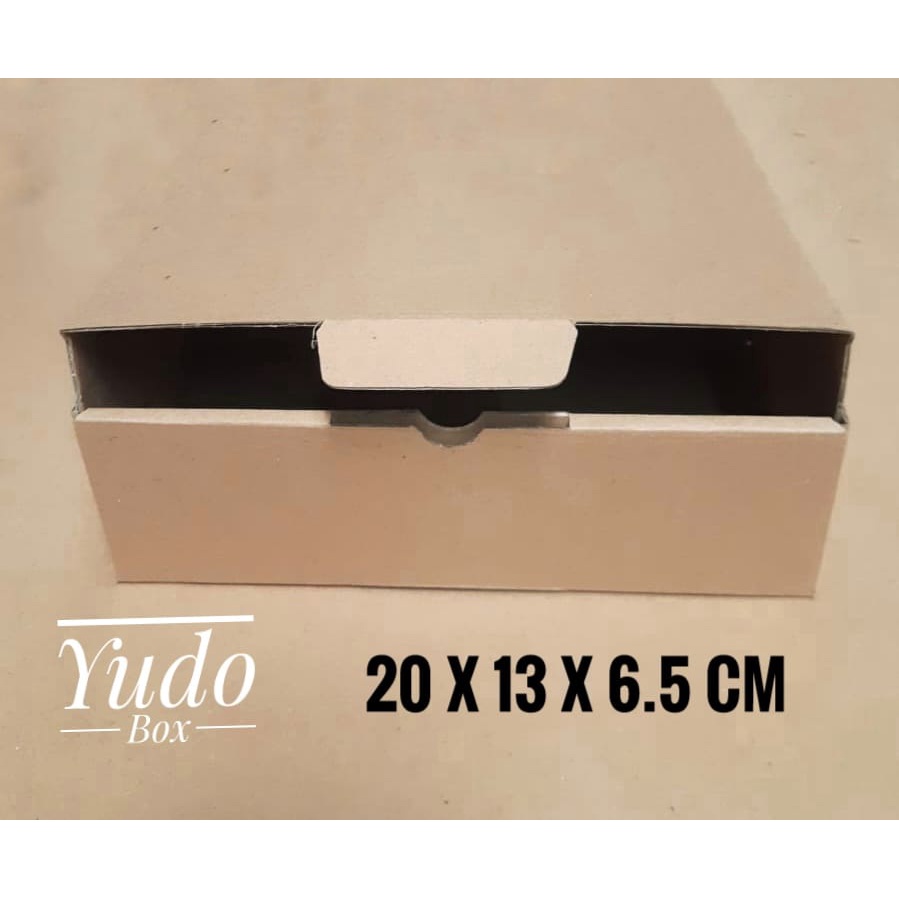 

kardus/karton/box, uk. 20 x 13 x 6,5 cm..DIE CUT