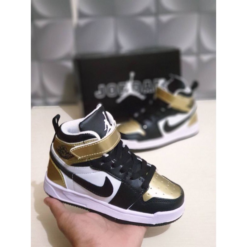 NIKE JORDAN HIGH Fasion Anak Sepatu Sneakers Anak Laki Berkualitas Dan Sporty Gold Black Sepatu Anak Laki dan Sepatu Sneakers Anak Perempuan Jordan Kids Sepatu Anak Laki Laki 10 Tahun Sepatu Anak Sneakers Laki Laki Perempuan Nike Grade Original