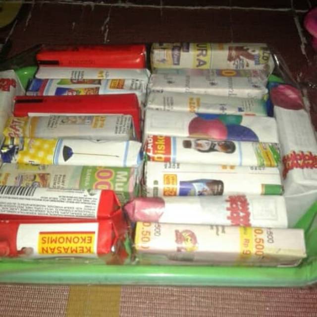 Kotak kado berhadiah uang tunai dan mainan dan bonus lengser