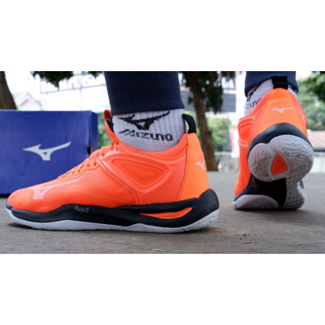 SEPATU OLAHRAGA VOLLY BADMINTON MIZUNO_MIRAGE OREN