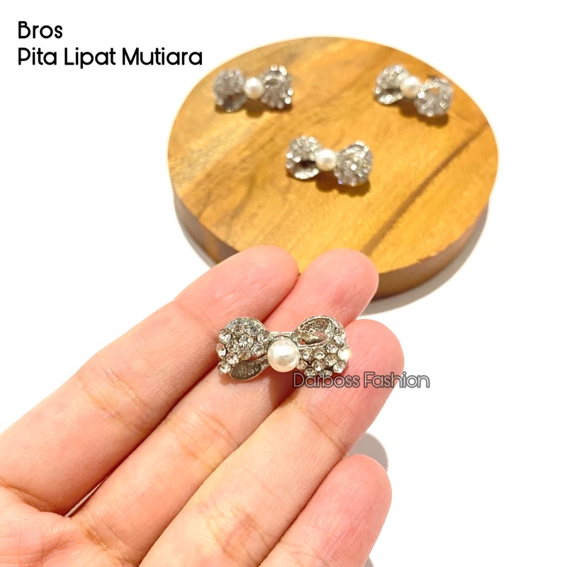 (PART 3 BR) Bros Dagu Kecil / Bros Jilbab / Bros Hijab / Bros Kecil / Bros Dada / Bros Mutiara / Bros Kristal / Bros Murah / Bros Pin / Tuspin / Bros Anak / Brooch / Bros Cantik / Bros Mewah / Bros Peniti / Souvenir ulang tahun