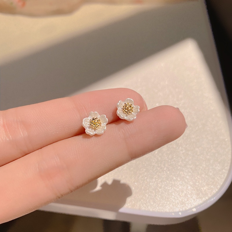 Anting Stud Silver Needle S925 Bentuk Bunga Putih Mini Gaya Korea Untuk Wanita