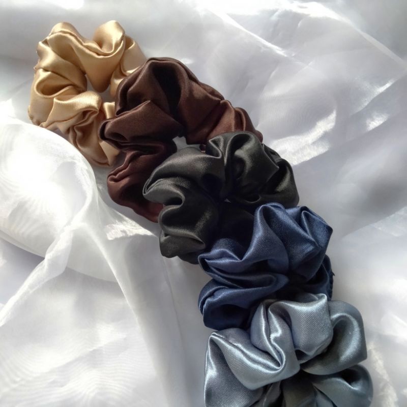 Scrunchies Satin Warna Gelap Kuncir Rambut Tidak Pusing