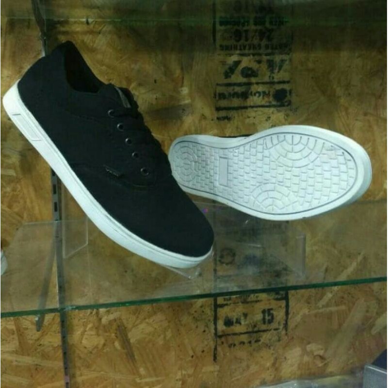 sepatu  murah hitam putih