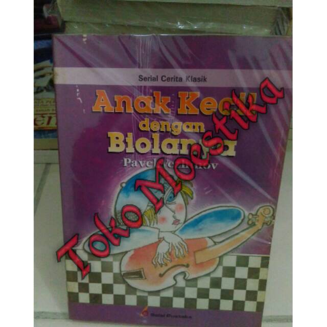 anak kecil dengan biolanya