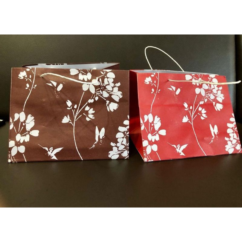 

Paperbag Merah Motif Bunga