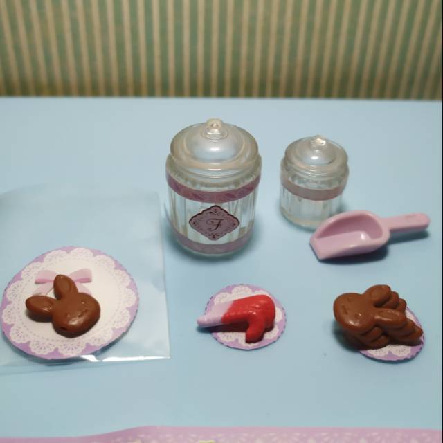 Gachapon Sylvanian Family cake series item 1 - Epoch