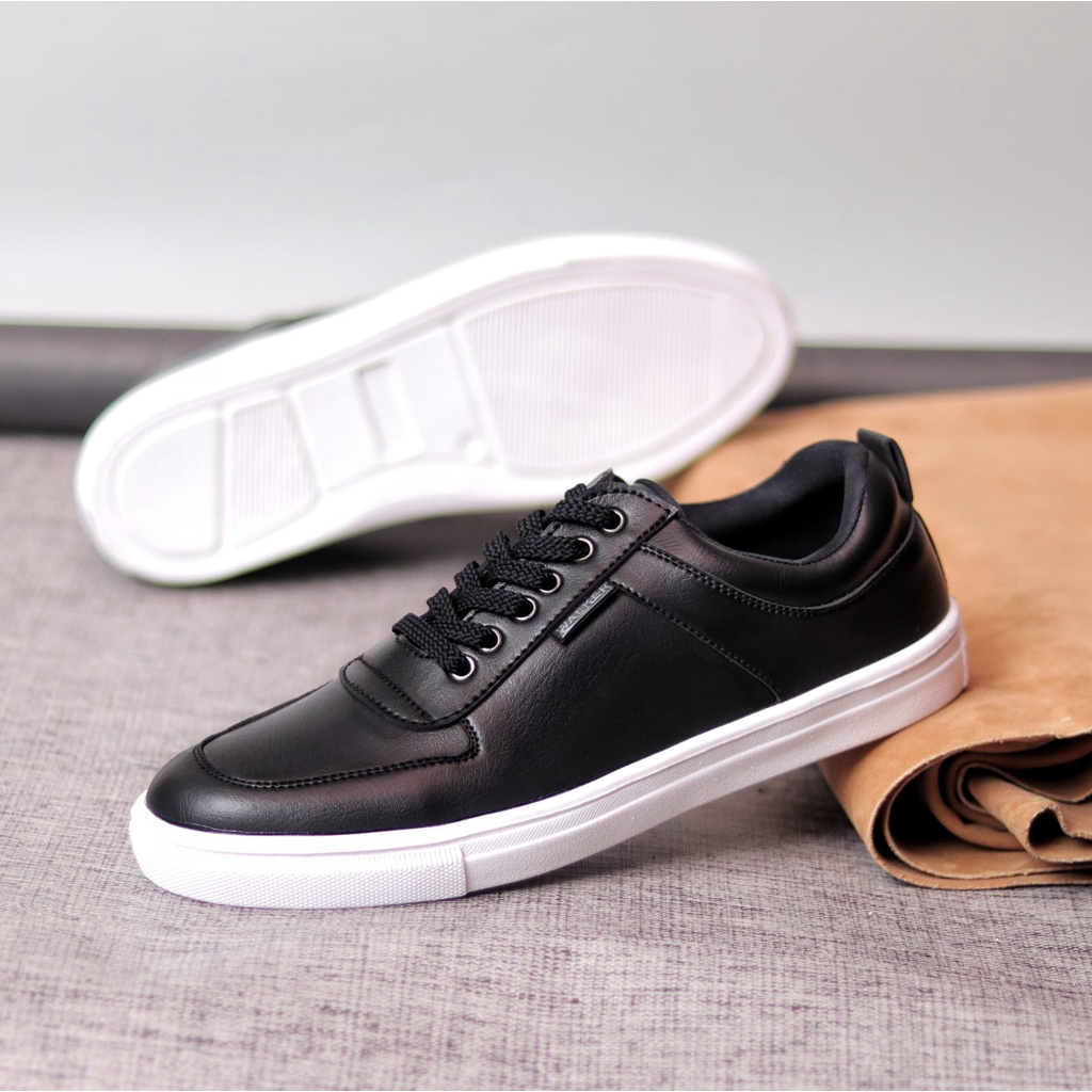 MOLK Sepatu Casual Sneakers Hitam Tali Original Branded Simple Gaya Footwear