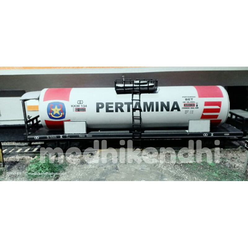 Miniatur kereta api gerbong tangki