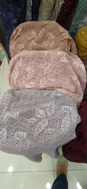 Brukat motif daun