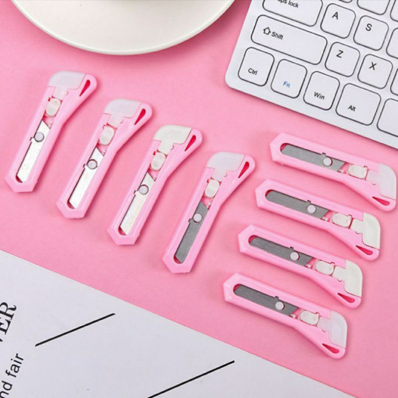 

Cutter Mini Pisau Pemotong Mini Lucu Cutter Kertas Ukuran Mini Cutter Bentuk Karakter Warna Pinkl untuk Unboxing
