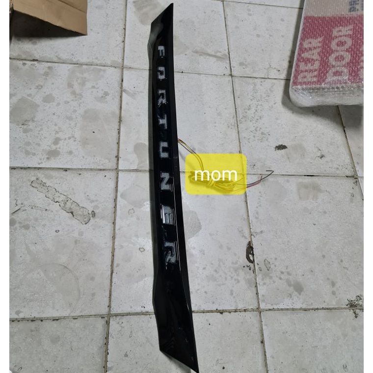 Trunk Lid / Trunklid Belakang Lampu Hitam Grand Fortuner 2011-2015
