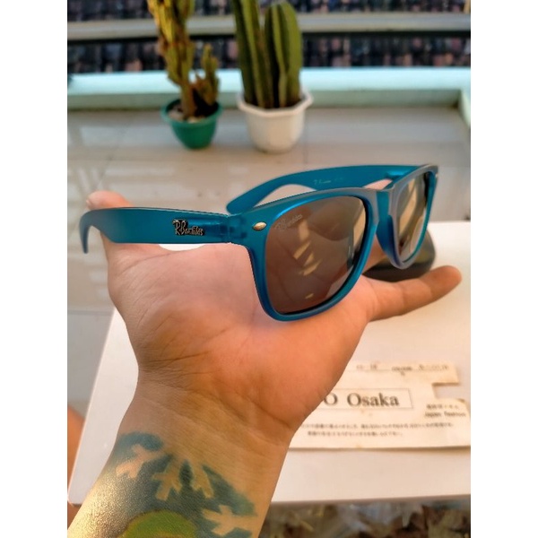 Wayfarer SunglassesBrand: R.Bandidos
Italy Design
UV Protection Glass Lens