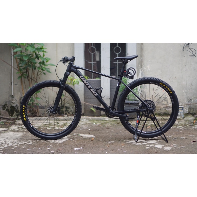 Sepeda MTB CLOVIS 7.0 black (warna langka) size M/17"