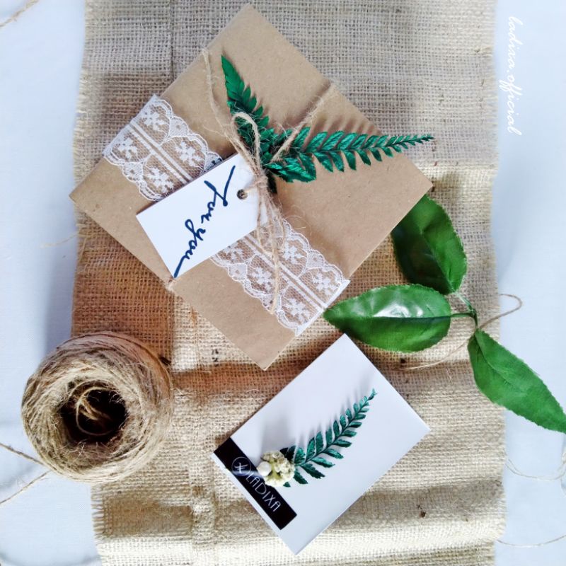 

Hampers Hamper Hijab Gift Box Kado Hadiah Ulang Tahun Wisuda Rustik Murah Renda White Hand tag Pakis