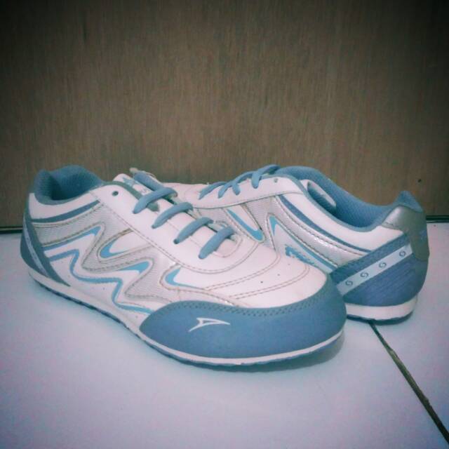 Sepatu wanita trekkers Paris