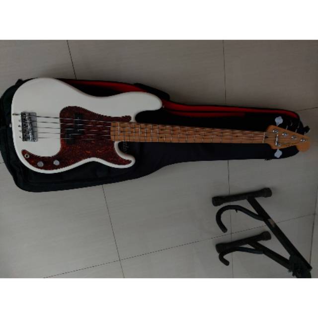Bass Fender Squier