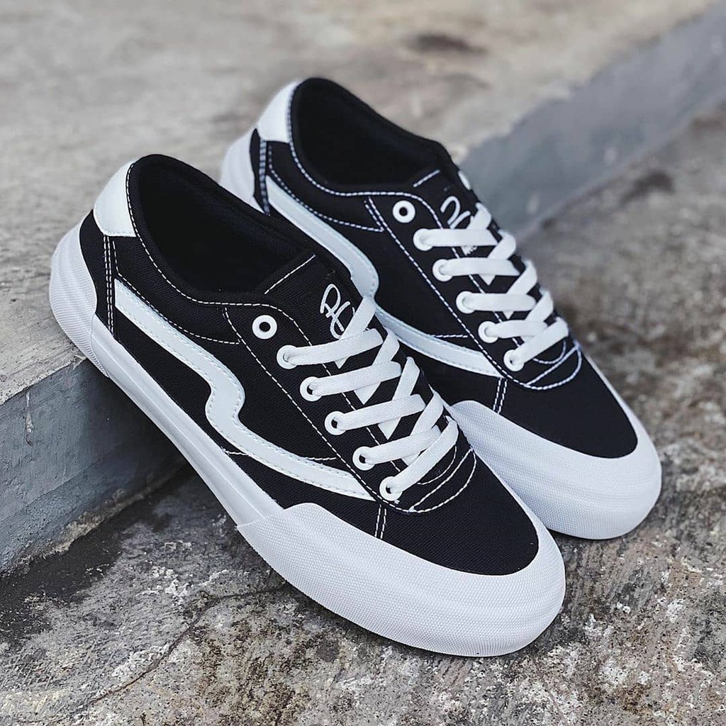 patrobas ivan black white low