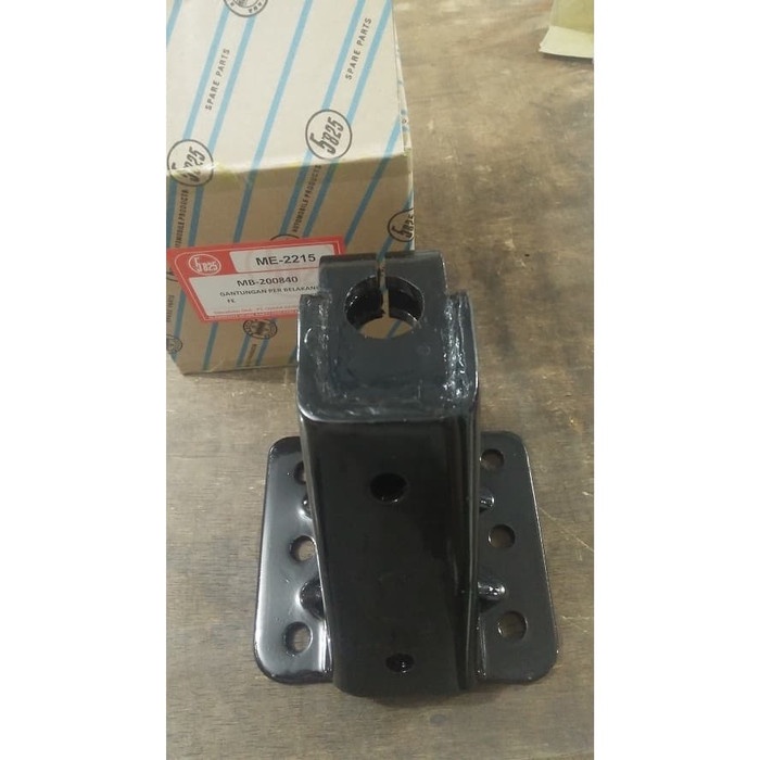 Hanger Bracket Gantungan Per Belakang Colt Diesel PS100 PS120 MB200840 (Kode A 002))