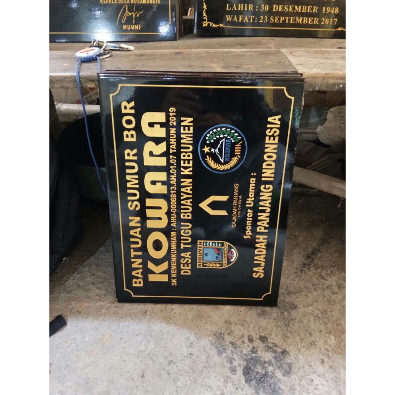 prasasti / prasasti peresmian lempengan granito