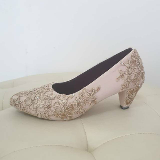 

SLIGHT Pumps Brukat Krem Display Stock 38