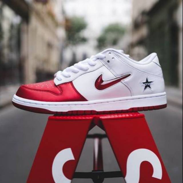 nike dunk x supreme