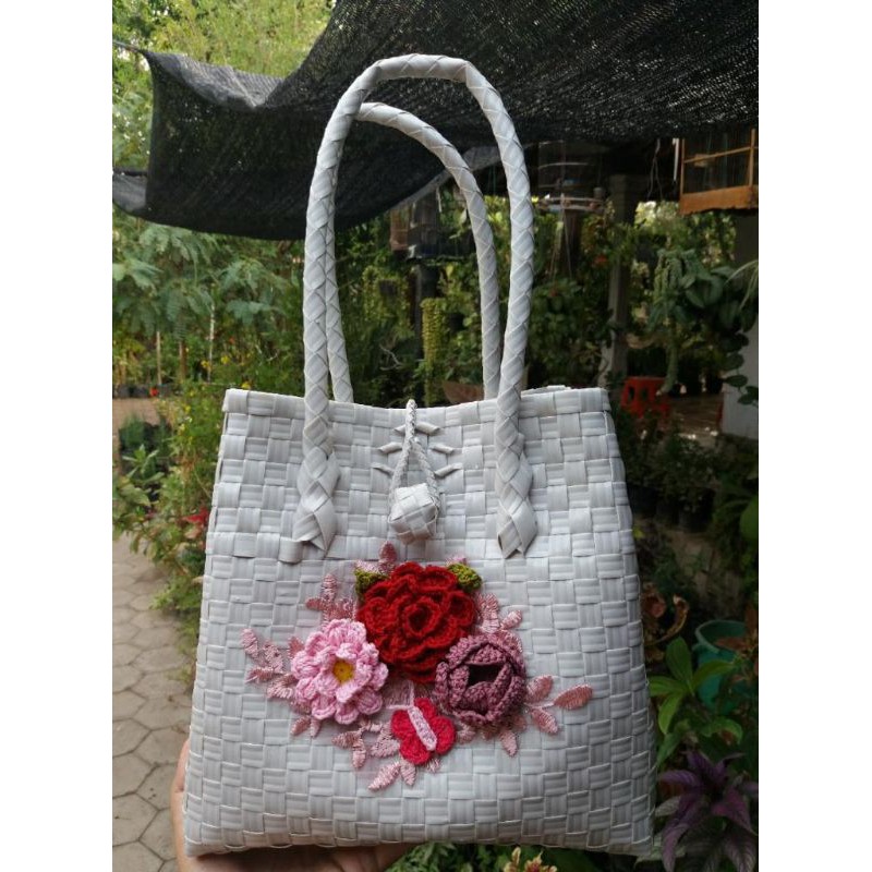 TAS ANYAM PLASTIK  (JALLY)  KEKINIAN HIASAN BUNGA RAJUT